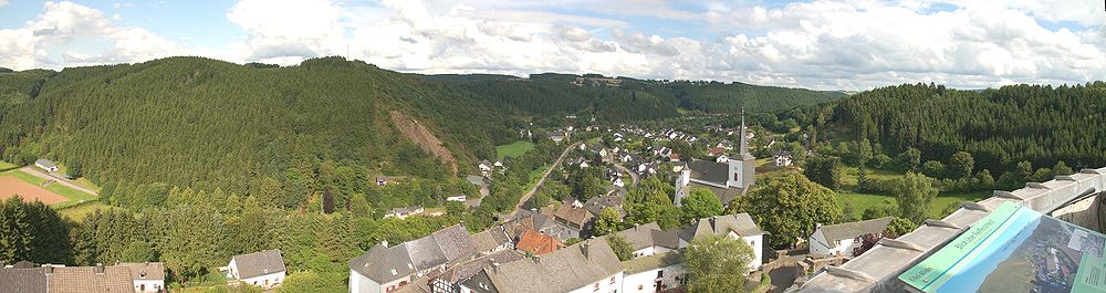 Ansicht vom Bergfried der Burg Reifferscheid auf den Ort