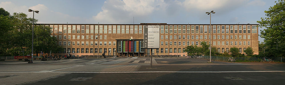 Universität zu Köln – Hauptgebäude am Albertus-Magnus-Platz in Lindenthal. Panorama-Ansicht