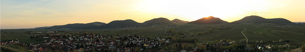 Panoramablick von der kleinen Kalmit über Ilbesheim auf den Haardtrand bei Sonnenuntergang.