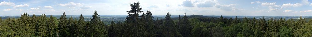 360°-Panoramaansicht vom Hermannsturm. Die Blickrichtung ist Westen, an den Bildrändern Osten