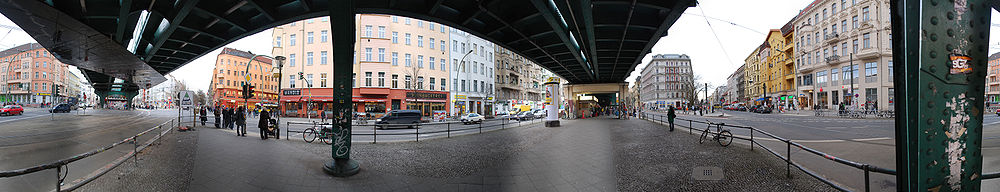 Panoramablick vom Hochbahnhof Eberswalder Straße auf die querenden Straßen