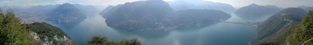 Auf dem Monte San Salvatore aufgenommenes Panorama mit Lugano (links), Campione d’Italia (Mitte) und Melide (rechts)