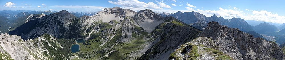 Soiernkessel von der Schöttelkarspitze, im Hintergrund die gebänderte Pyramide der Soiernspitze