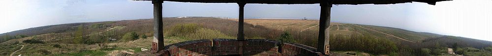 Blick vom „Römerturm“ auf dem Steinstraßer Wall mit Tagebau Hambach im Hintergrund