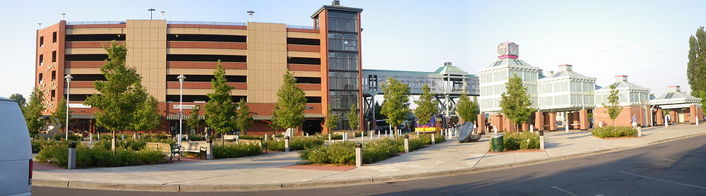Die Bahnstation Auburns liegt im Zentrum der Stadt und ist ein wichtiger Knotenpunkt für das Green River Valley; sonntags findet hier der Auburn International Farmers Market statt.