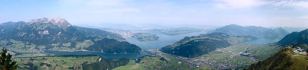 Panoramablick vom Stanserhorn über den Vierwaldstätter See. Mit dem Pilatus und der Rigi
