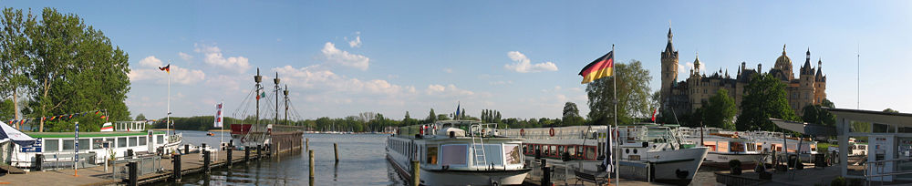 Panoramabild vom Hauptanleger der Weißen Flotte Schwerin (v.l.n.r.: MS Vaasa, MS Schwerin, MS Lübz, MS Berlin)