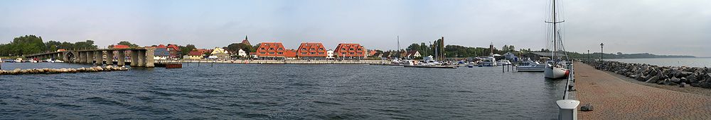 Panoramablick über den neu gestalteten Hafen von Wiek. Links die Kreidebrücke