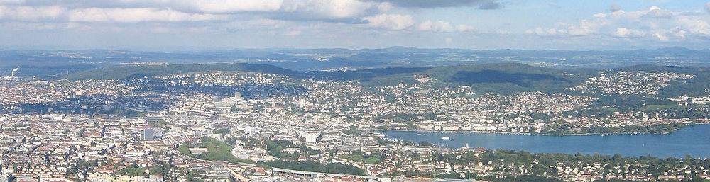 Zürichberg (links), Adlisberg (im Vordergrund das Seeende) und Öschberg (ganz rechts hinter hochgelegenem Quartier Witikon) vom Uetliberg gesehen