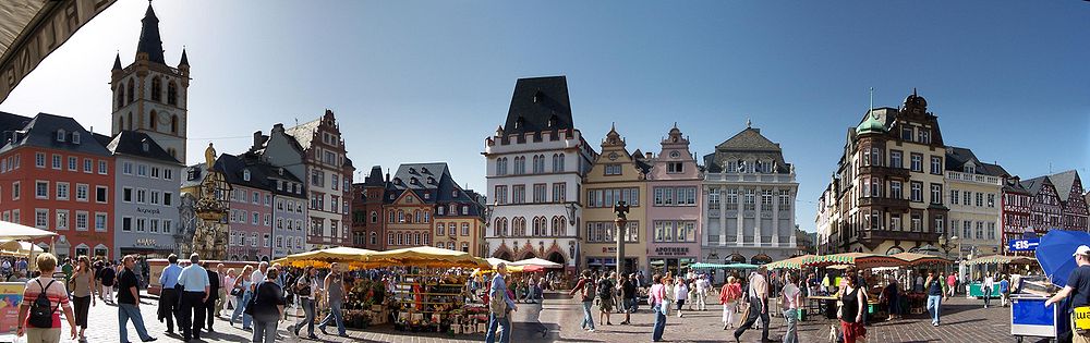 Hauptmarkt mit St. Gangolf (links), Petrusbrunnen, Steipe und Marktkreuz(Bildmitte)