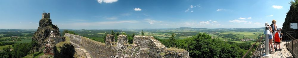 Panorama der Burg Trosky, aufgenommen vom nördlichen der beiden Türme