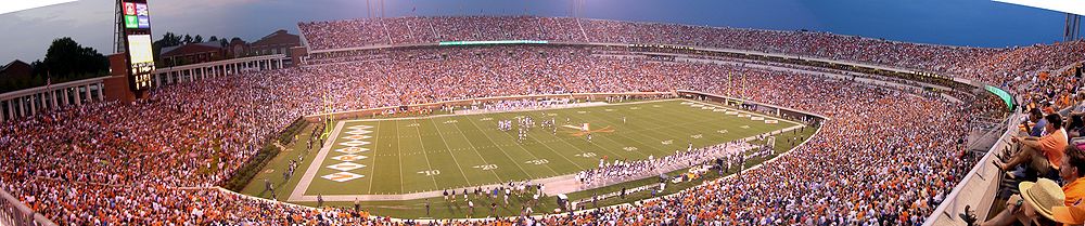 Scott-Stadion mit 61.737 Zuschauer (damals Stadionrekord): American-Football-Spiel gegen die Duke University 2003 (Panorama aus Einzelbildern)
