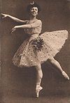 Die Tänzerin Olga Preobraschenskaja steht im Effacé derrière