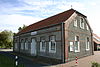 Ehemalige Haltestelle der Ostfriesischen Küstenbahn in Holtgast – heute Sitz der Gemeindeverwaltung