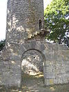 Galgenturm Eingang Turm sowie Unfassungsmauer.JPG