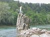 Georgenstein in der Isar vom östlichen Flussufer aus, mit Damm aus Felsblöcken, und Bildstock des Heiligen Georg