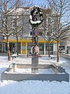 Kranzgeschmückter Narrenbrunnen am Oberrheinplatz in Rheinfelden (Baden).jpg