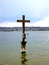 Kreuz an der Stelle, an der König Ludwig II. Im Starnberger See ertrank (oder womöglich ertrunken wurde)