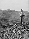 Ein Bergarbeiter posiert am Rande des Tagebaus. Die Grube ist knapp fünf Kilometer lang und über 3,5 Kilometer breit und erreicht eine Tiefe von etwa 165 Metern.