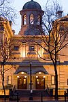 Photographie des Pioneer Courthouses in der Dämmerung, deren goldfarbenes Licht die Kuppel gegen den dunklerwerdenden Himmel abhebt.
