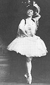 Die Tänzerin Olga Preobraschenskaja steht im Relevé