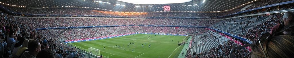 Der Innenraum der Allianz Arena (Spiel FC Bayern München – TSV 1860 München am 2. Juni 2005)