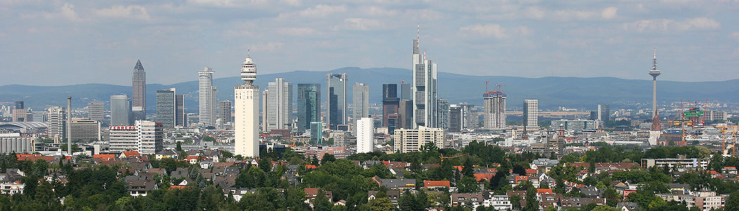 Frankfurter Skyline von Süden (links: Messeviertel; Mitte: Bankenviertel; rechts: Altstadt hinten Europaturm; im Vordergrund: Sachsenhausen mit Henninger-Turm