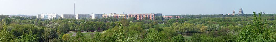 Das Panorama des Parks von der Halde Leinestraße aus (rechts im Bild das Völkerschlachtdenkmal)