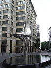 Inge-Beisheim-Platz mit Skulptur „Phoenix“