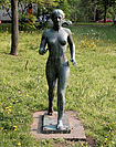 Skulptur Heerstr 233 (Spand) schreitendes Mädchen Fritz Röll 1932.jpg
