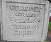 Gedenktafel am Sockelfuß, deutsche Inschrift