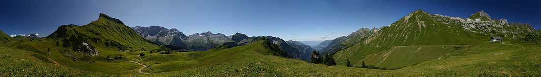 360° Panorama auf dem Schadonapass an der Biberacher Hütte. Links das Rothorn gefolgt von der Braunarlspitze, rechts die Hochkünzelspitze