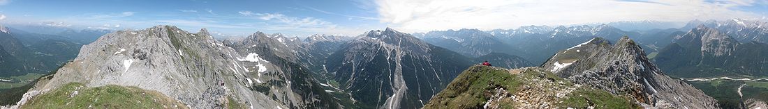 360°-Panorama von der Sulzleklammspitze (2323 m). Von links nach rechts: vorderer Teil des Mittenwalder Höhenweges, Karwendelbachtal, Pleisenspitze (2567 m; Bildmitte), Kirchlspitze (2302 m), Große Arnspitze (2196 m; Gipfel rechts hinten), Wettersteingebirge (Massiv rechts im Hintergrund)