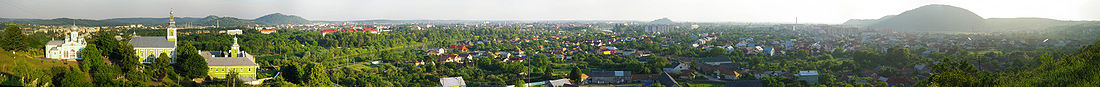 Panoramabild Mukatschewos, aufgenommen aus der umliegenden Hügellandschaft