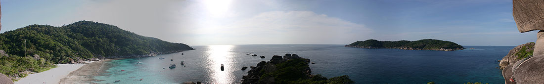Panoramablick von der Insel Ko Similan über die „Ao Kuerk“-Bucht und Inseln Nummer neun