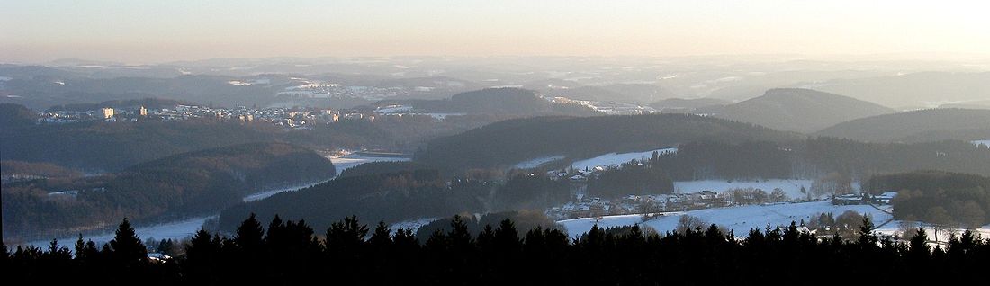 Blick vom Unnenbergturm südsüdostwärts mit Aggertalsperre und Hackenberg im Winter
