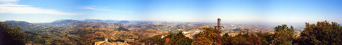 Weitwinkelblick von San Marino nach Norden