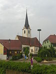 Kath. Pfarrkirche hl. Maria und Kirchhof mit Portalanlage, Ummauerung und Figurenbildstöcken