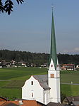Kath. Pfarrkirche hll. Martin und Nikolaus mit angebauter Friedhofskapelle, Friedhof und Kriegerdenkmal