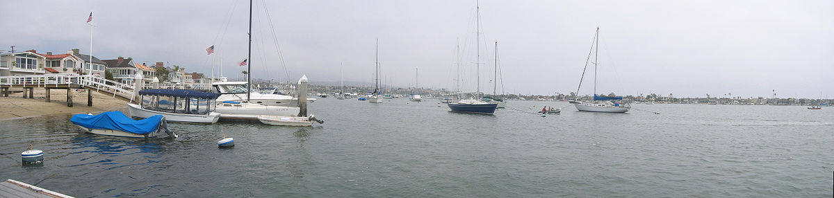 Blick von Balboa Island über die Newport Bay.