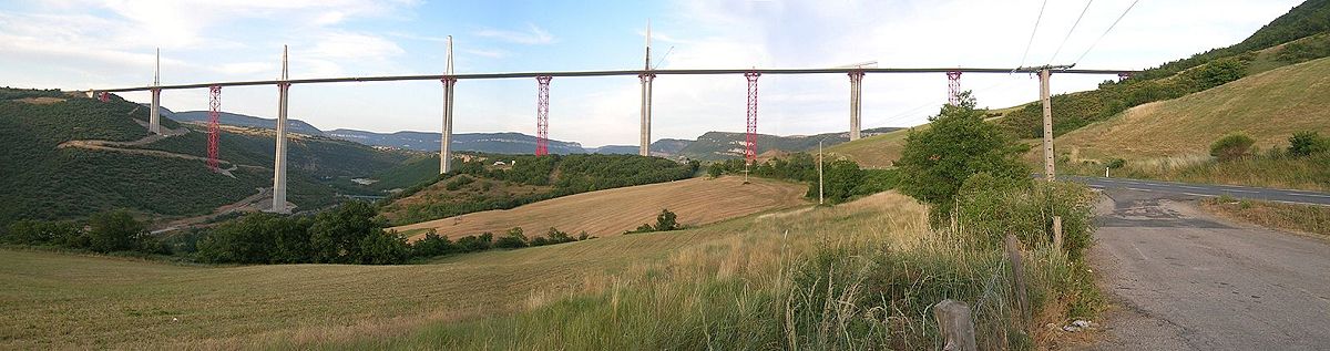 Die Brücke noch im Bau (Juni 2004), etwa ein halbes Jahr vor der Eröffnung. Die Fahrbahn wird zur Bauzeit von roten Stahlpfeilern gestützt, bevor die Schrägseilkonstruktion montiert ist. Im rechten Bildteil befindet sich einer der Pylone der Schrägseilkonstruktion kurz vor der Aufstellung noch in horizontaler Lage.