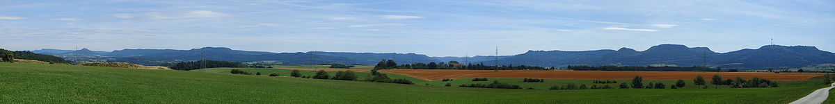 Blick zum Albtrauf vom Farrenberg und der Burg Hohenzollern bis zum Plettenberg