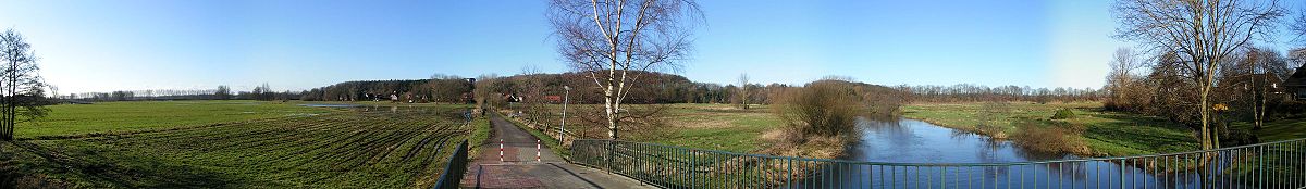 Die Stader Schwingewiesen bei Hochwasser. Blick von der Horst zum Schwarzen Berg.