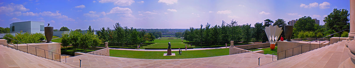 Blick vom Museum auf die Terrasse des Skulpturenparks