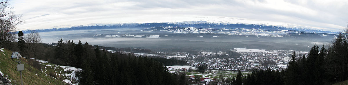 Blick vom Hohen Peißenberg nach Süden zur Alpenkette: Im Vordergrund ist der Südteil der Ortschaft Hohenpeißenberg und in der Bildmitte das Wettersteingebirge mit der Zugspitze zu erkennen