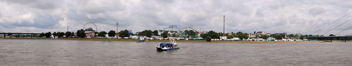 Blick auf die Größte Kirmes am Rhein 2009 vom gegenüberliegenden Rheinufer, im Vordergrund die Kirmesfähre