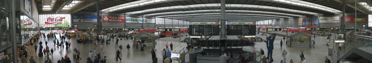 Panorama-Bild der Haupthalle des Münchener Hauptbahnhofes