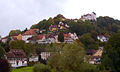 Rabenstein mit Dorf Egloffstein und Burg Egloffstein aus dem Trubachtal von Südwesten