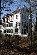 Burg Blessem Herrenhaus und Burggraben.jpg