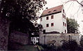 Wohnturm der Burg Gaillenreuth mit Resten der Toranlage